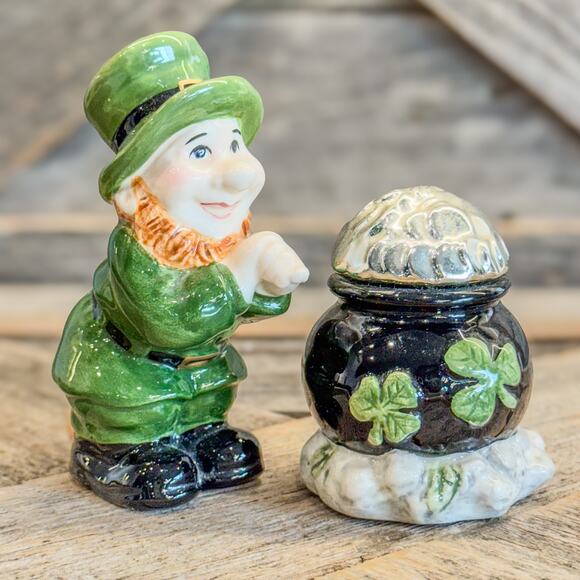 Appletree Designs Leprechaun w Pot of Gold/Silver Salt and Pepper Shaker Set - Picture 1 of 8